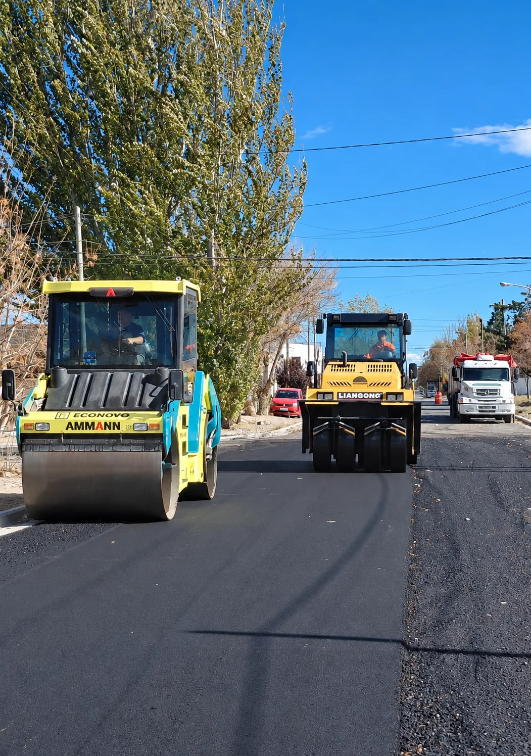 Compactación de asfalto con equipos Rental